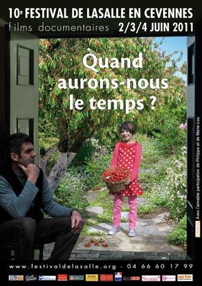 affiche du festival 2011 - Une petite fille souriante vous offre un panier de cerises.